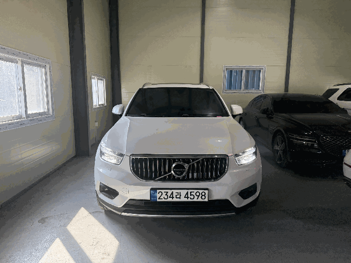 볼보 XC40B4 AWD